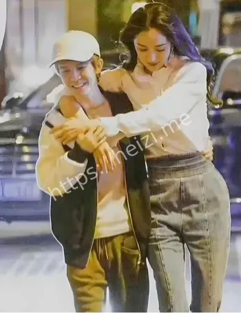 郭敬明与多位男生深夜聚会